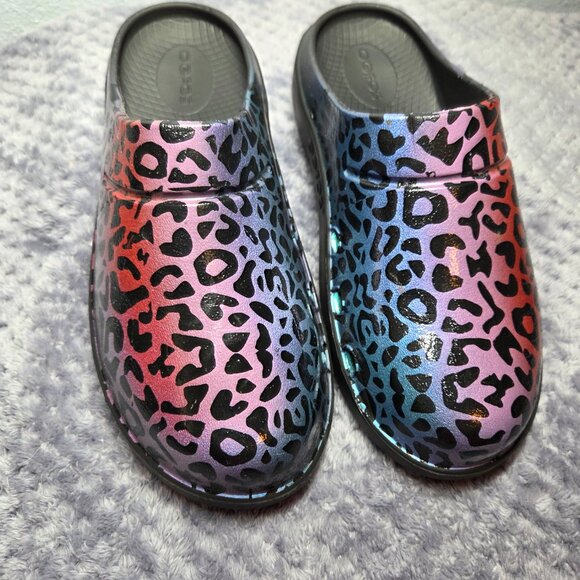 Like New - OOFOS OOclog Limited Edition Rainbow Leopard – Size: 7 (Women’s) - Picture 3 of 9